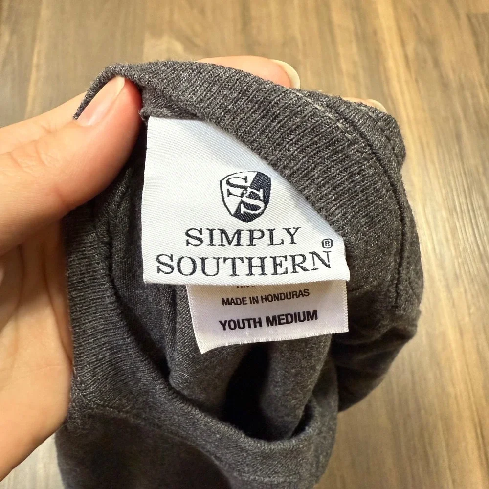 Simple Southern 'True Love was born in a Barn' Glitzy Gray Tee Size Youth Medium